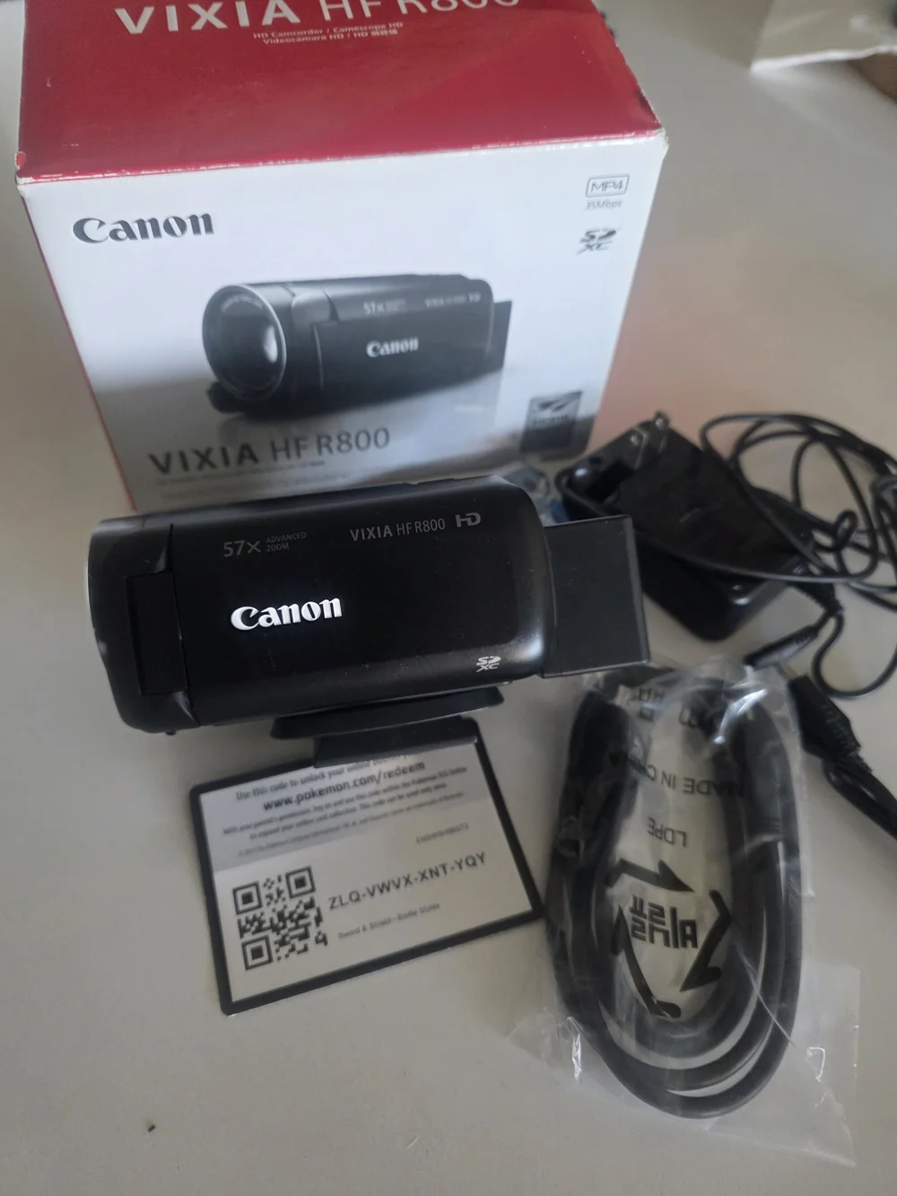 Canon VIXIA HFR800 Black and Red Retail Box